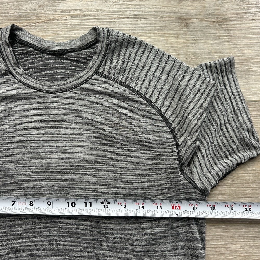 Lululemon Men's Small Metal Vent Tech Shirt Grey Black Ombre Stripe Short Sleeve - Picture 6 of 9